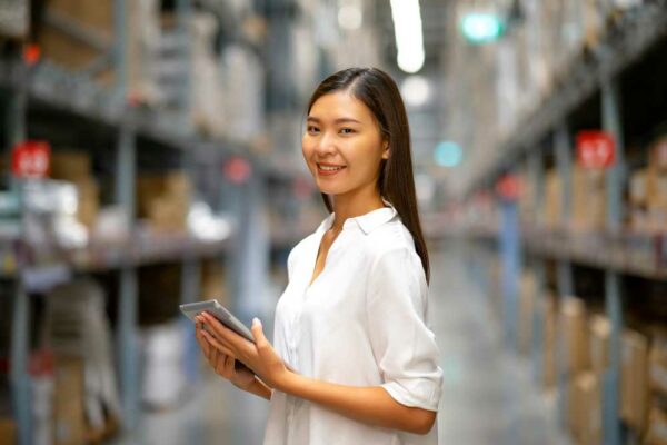 INTERNATIONALLY RECOGNISED QUALIFICATIONS IN LOGISTICS, TRANSPORT & SUPPLY CHAIN - lady holding an iPAD in supply chain