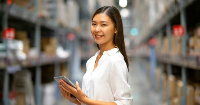 INTERNATIONALLY RECOGNISED QUALIFICATIONS IN LOGISTICS, TRANSPORT & SUPPLY CHAIN - lady holding an iPAD in supply chain